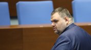 Този кабинет няма да падне, зарече се Пеевски