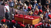 Десетки хиляди се прощават с папата