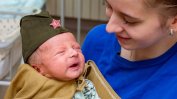 Патриотизъм по руски: Новородени бебета във военни униформи