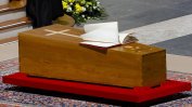 Светът изпрати папа Франциск в последния му земен път (галерия)