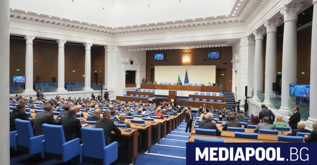 Парламентът ще избере в петък председател зам председател и членове