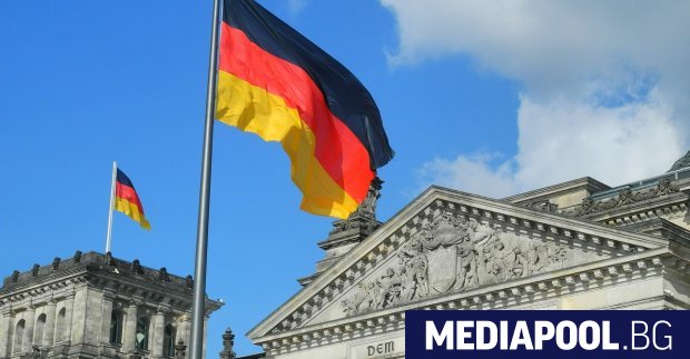 Министърът на вътрешните работи на Германия Александер Добринт забрани крайнодясната