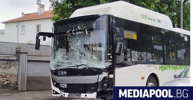 Автобус на столичния градски транспорт е причинил катастрофа на ул