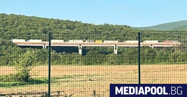 Километрично задръстване има на магистрала Тракия в посока София Движението