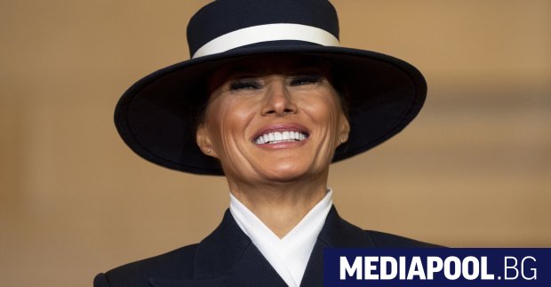 Първата статуя на Мелания Тръмп в родната ѝ Словения беше