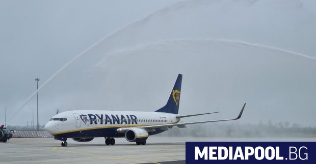 Самолет на авиокомпанията Райънеър кацна снощи извънредно в Южна Германия