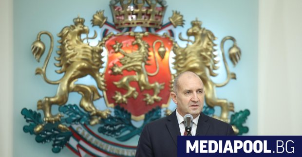 Президентът Румен Радев злоумишлено нарушава Конституцията и извършва държавна измяна