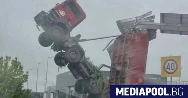 Тежкотоварен автомобил почти увисна на указателна табета над платното на