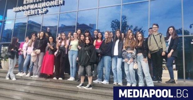 След серия от депутатски въпроси Министерството на образованието разкри кои