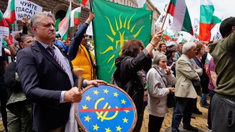 Костадинов видя стотици хиляди протестиращи срещу еврото