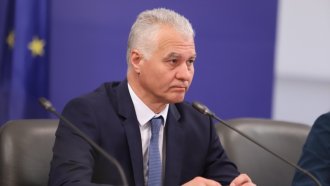 Името на сина на внезапно напусналия шеф на ДАНС изплува в схема с лекарства
