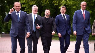 Доналд Туск, Киър Стармър, Володимир Зеленски, Еманюел Макрон и Фридрих Мерц в Киев в петък