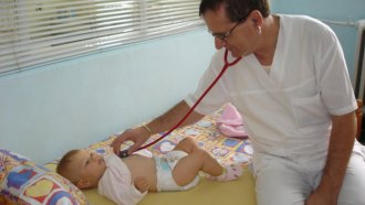Обсъждат НЗОК да плаща повече на лекарите за детските прегледи и имунизации