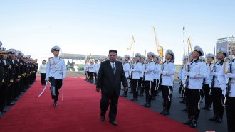 Ким Чен Ун бесен: Нов боен кораб се катурна във водата пред очите му на церемонията по откриването