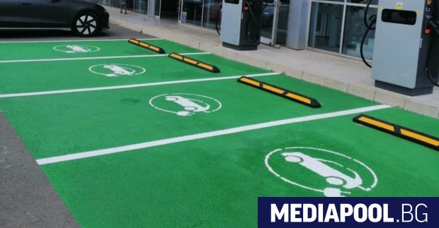 В страна където електромобилите не получават субсидии безплатното им паркиране