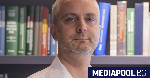 Преподавателят по конституционно право Стоил Моллов една от познатите