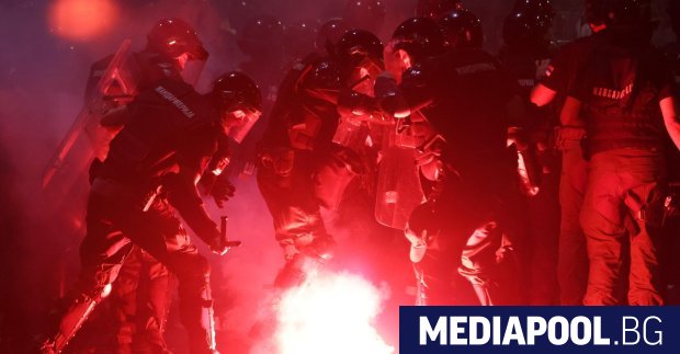 Сръбската полиция влезе в сблъсък с огромна тълпа протестиращи които