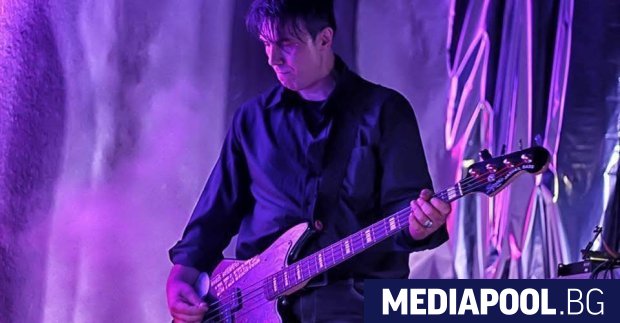 Починал е един от основателите на дарк уейв групата Виолетов