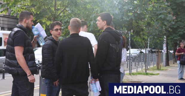 Дванайсетокласниците в училището в Сърница СУ Св св Кирил и