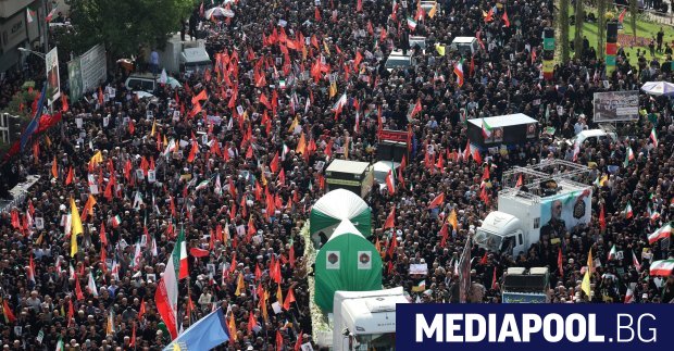 Стотици хиляди хора излязоха по улиците на Техеран за погребението