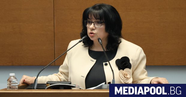 Финансовият министър Теменужка Петкова която близо месец за бюджетния дефицит