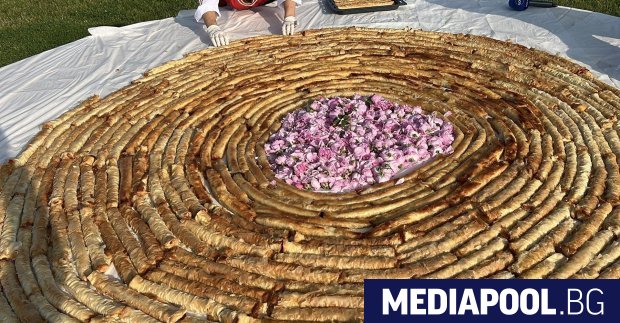 Кулинарен рекорд беше поставен с най дългата вита баница с рози