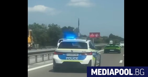 Полицейска патрулка е осигурила ескорт на скъпа спортна кола по