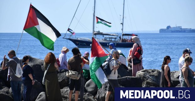 Израелски сили са се качили на борда на кораб с