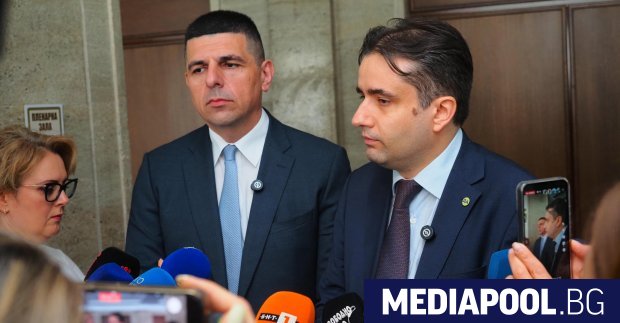 Демократична България излезе в петък с остра реакция срещу опитите