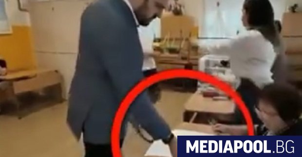 В разпространено в социалните мрежи видео се вижда как министърът
