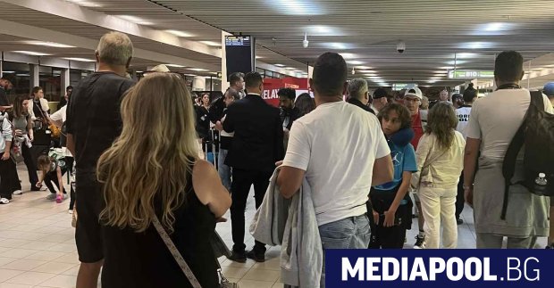 Вицепремиерът Гроздан Караджов спешно събира шефовете на въздушния транспорт в