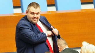 ПП-ДБ иска нов шеф на антикорупционната комисия. Пеевски атакува Петков със снимки