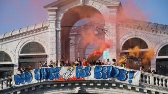 Кой и защо протестира във Венеция срещу Джеф Безос и Лорън Санчес