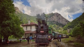 Как се купуват билети от БДЖ? С късмет, молитва и... куриер!