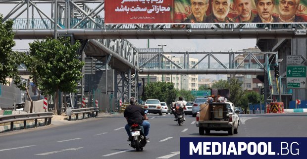 Десетки хиляди афганистанци живеещи в Иран пресякоха иранско афганистанската граница в