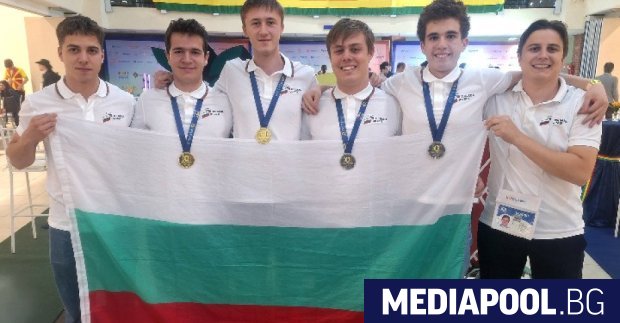 Български ученици спечелиха 2 златни и 2 сребърни медала от