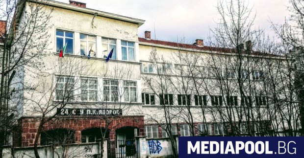 До началото на учебната година оригиналният вход на столичното 24 о