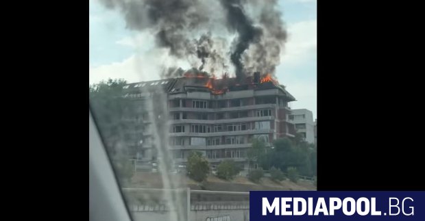 Четири коли на пожарната успяха да изгасят за около час