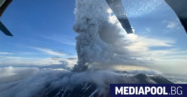 Вулкан изригна на полуостров Камчатка в Русия за първи път