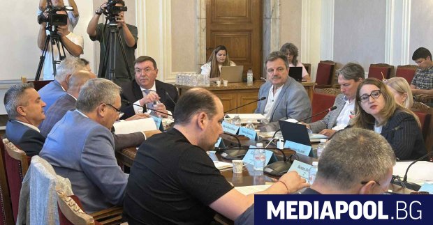 Депутатите от парламентарната здравна комисия подкрепиха на първо четене във