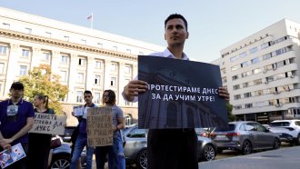 Таксите за платено обучение падат с още 15%. Студентите искат по-дългосрочни решения
