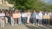 "Не сме банкомати": Недоволството срещу по-високите такси за университет не стихва