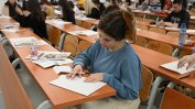 Министърът обеща сваляне на драстично скочилите такси за платено висше образование