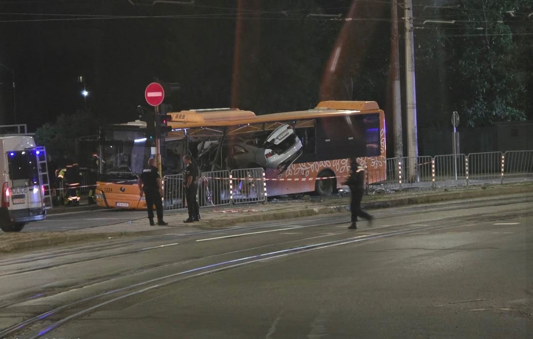 Арест и обвинение за шофьора на влетялата в автобус кола, убила пътник в София (видео)