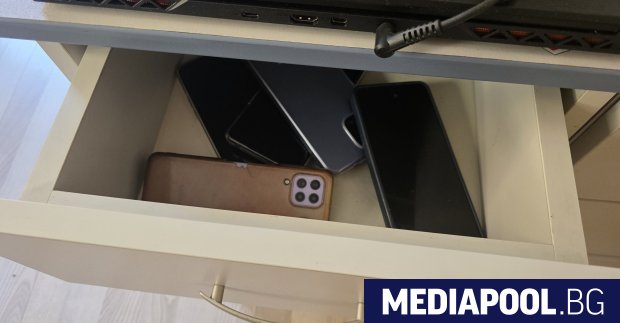 Над пет милиарда мобилни телефони в света стоят неизползвани по