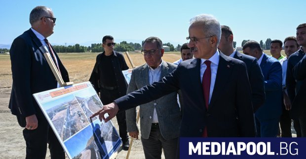 Турският министър на транспорта Абдулкадир Уралоглу ще плати глоба за