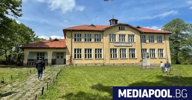 Шарена фабрика купи селски имот от сваления списък на правителството