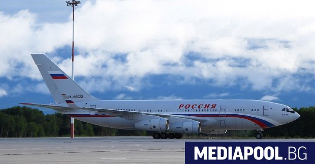 Самолетът Ил 96 на специалния летателен отряд Русия с бордов номер