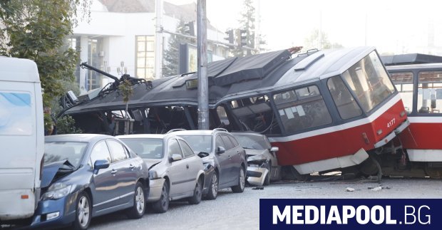 Трамвай по линия 22 е дерайлирал в района на Румънското