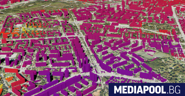 Августовска вечер около 21 00 ч В центъра край ЦУМ Георги